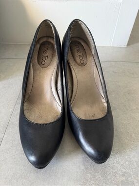 me too Black Leather Pointed-Toe Pumps